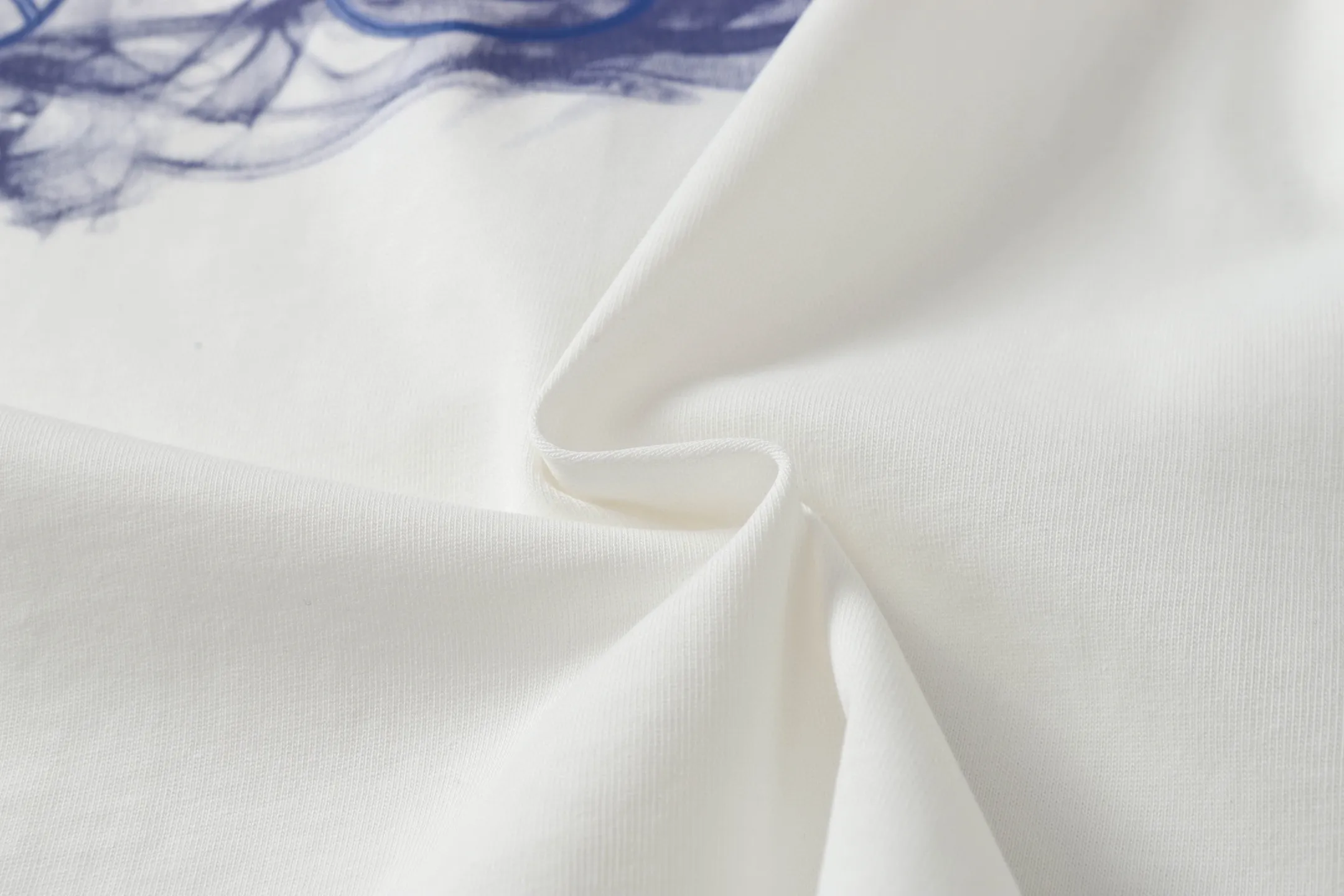 🅿️170 CH/Cro Heart 25ss front and back logo printed logo round neck short sleeves. Fabric: Made of 280g double yarn smooth fabric, high temperature pre-shrunk. The weight is up to 300g. It is equipped with 1x1 thread in the same cylinder. It is not easy to deform after repeated washing. Workmanship: positioning and cutting, oversize loose version, imported glue dot printing. Accessories: original supporting accessories. Color: black white Size: XS-L